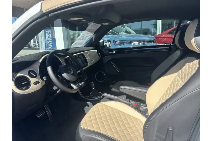 Volkswagen Beetle Convertibl image 10