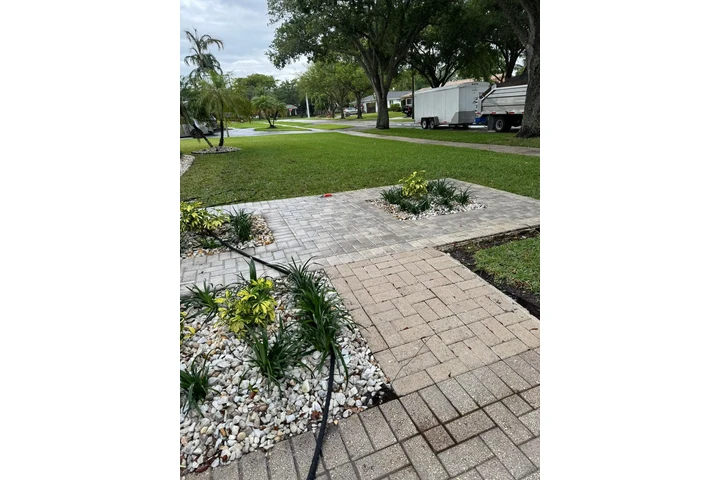 V Maintenance Landscaping Prof image 5