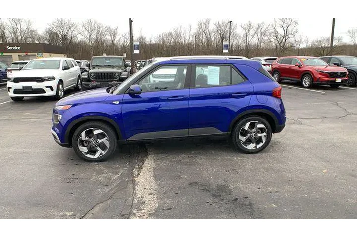 $18990 : Hyundai VENUE 2023 SEL 4dr C image 2