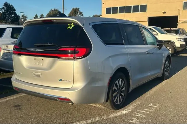 $26990 : Chrysler Pacifica Plug-In Hy image 3