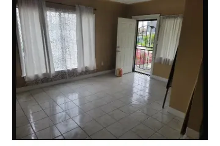 $3380 : RENTO CASA Figueroa/69St image 6