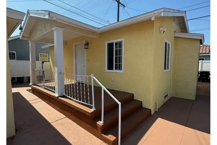 $1800 : Casa De renta🏠South Gate image 1
