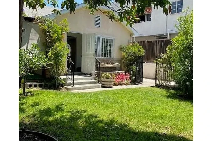 $1695 : Large living area with an open image 1