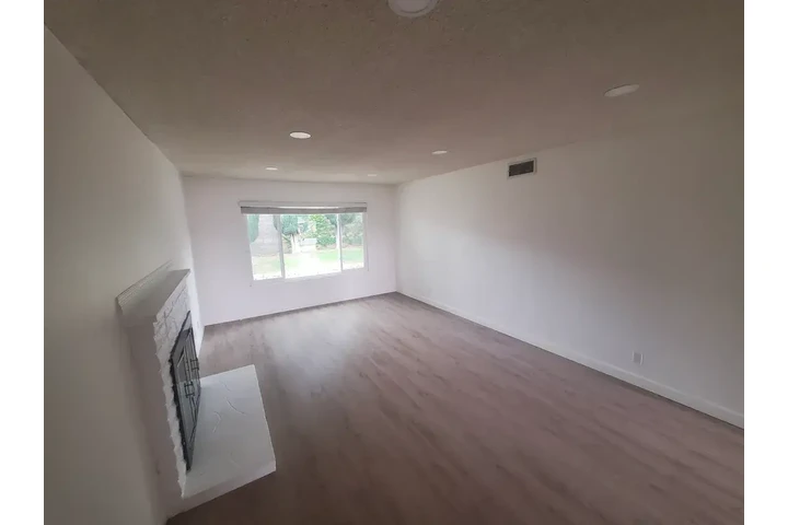 $1500 : Anaheim - Available Now image 2