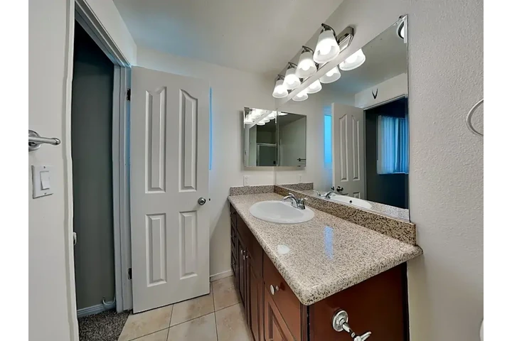 $2400 : 3 Bedroom home Available in LA image 7