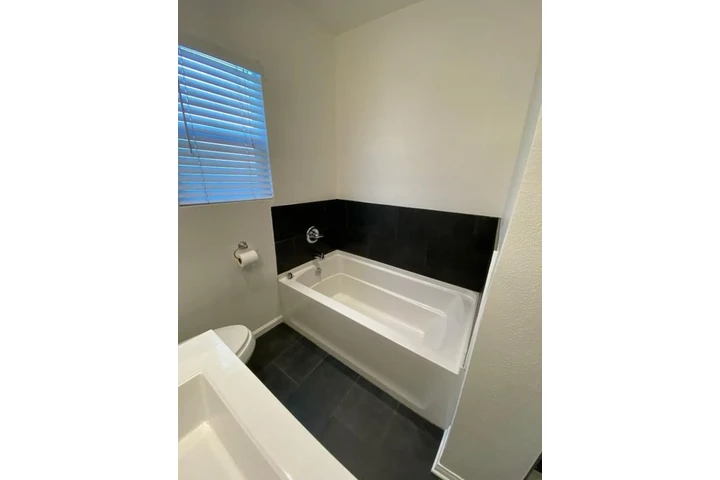 $2400 : 3 Bedroom Home in Gardena image 8