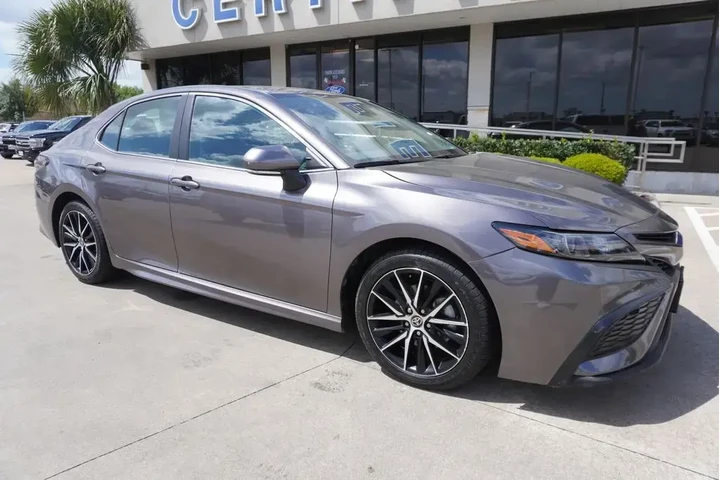 $27988 : Toyota Camry 2024 AWD SE 4dr image 1