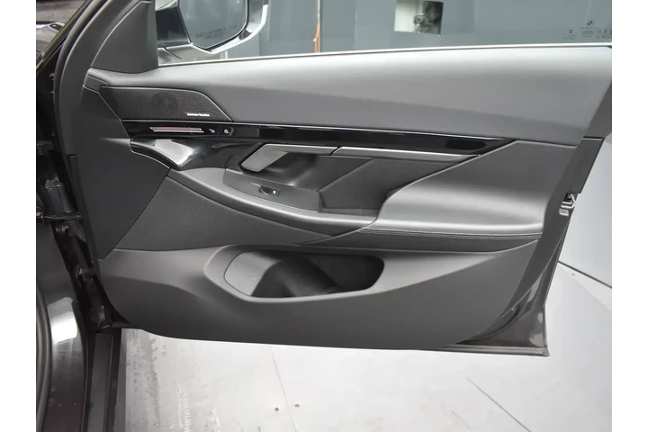 $32526 : BMW 5 Series 2024 AWD 530i x image 6