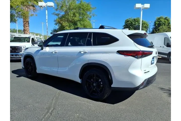 $37963 : Toyota Highlander 2023 L 4dr image 6
