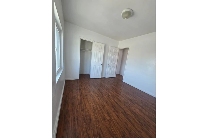 $2865 : 3 dormitorios, 2 baños casa image 3