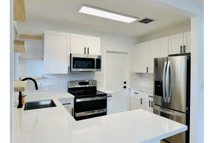 $1700 : 3 habitaciones y 2 baños compl image 3