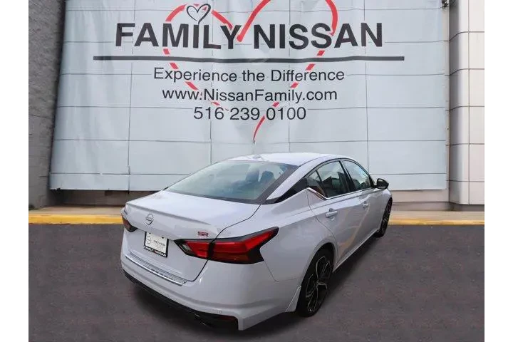 $28409 : Nissan Altima 2023 2.5 SR 4d image 3