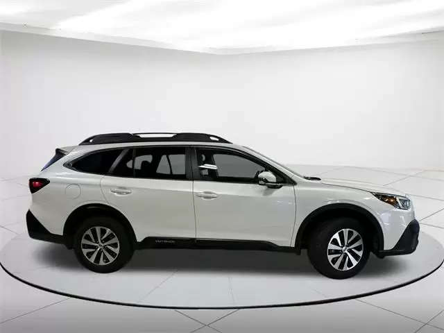 $23164 : Pre-Owned 2022 Outback Premium image 2