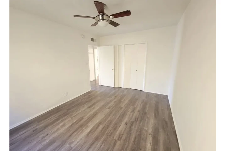 $1965 : 2 bedroom apartment in LA image 6