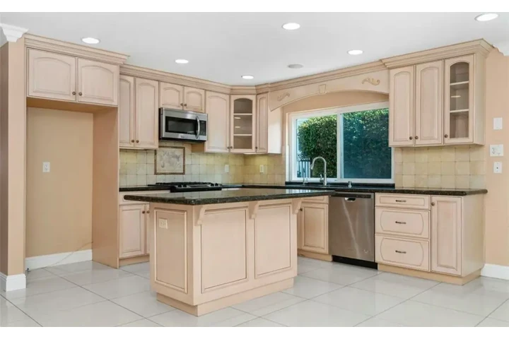 $2450 : 3 Bedroom Home in Koreatown LA image 5