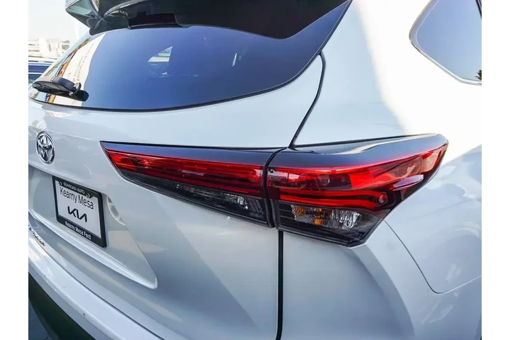 $31495 : Toyota Highlander 2023 L 4dr image 10