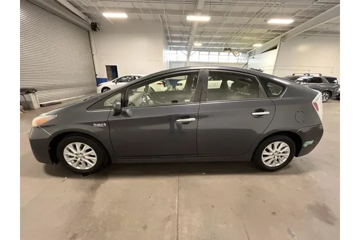 $12983 : Toyota Prius Plug-in Hybrid image 6