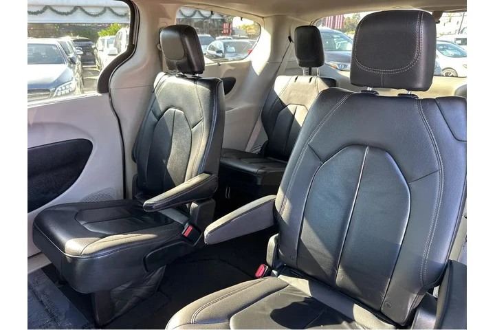 $16777 : 2017 Pacifica Touring-L image 10