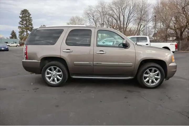 $15999 : GMC Yukon 2013 AWD Denali 4d image 8