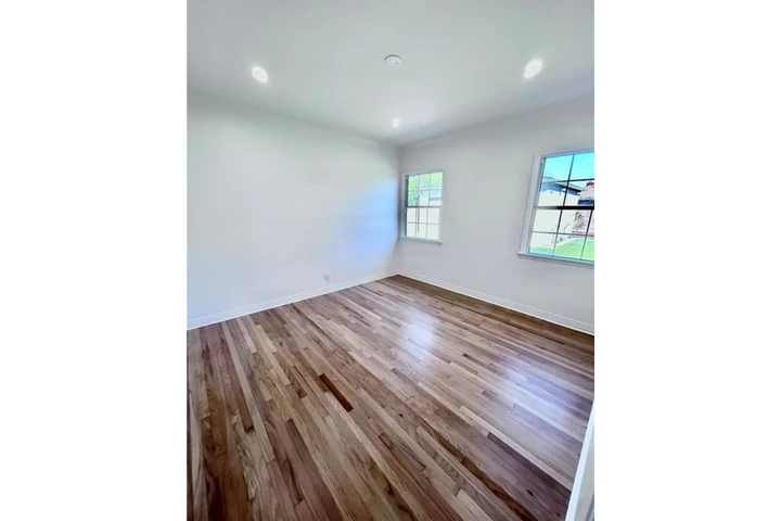 $2490 : 3 Bed 2 Bath House in Gardena image 7