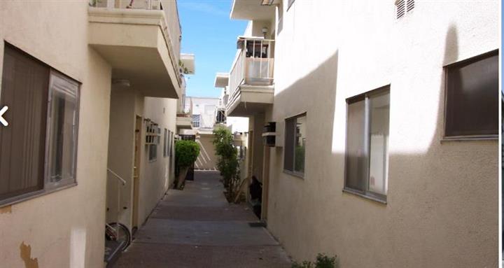 $2750 : RESEDA/ ETIWANDA APARTMENTS image 4