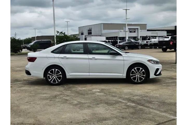 $19794 : Volkswagen Jetta 2025 Sport image 2