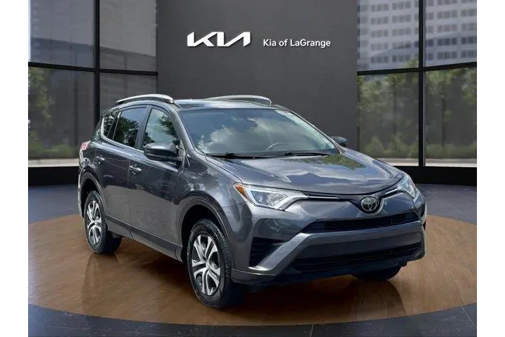 Toyota RAV4 2018 LE 4dr SUV image 3