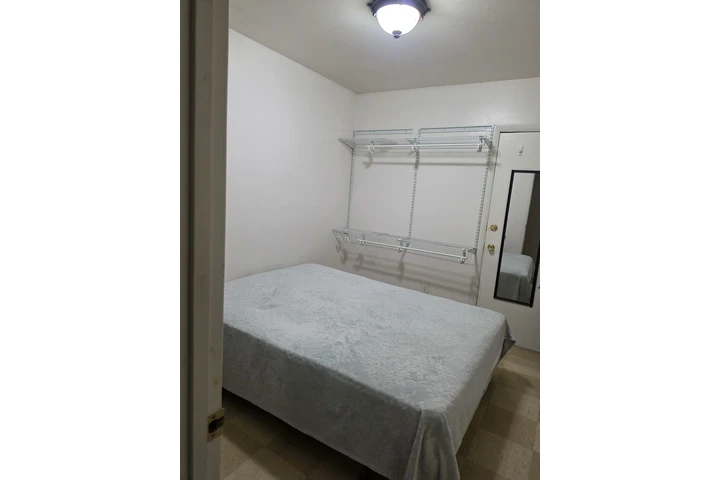 $800 : SE RENTA CUARTO A MUJER SOLA. image 1