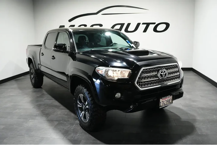 $28761 : 2017 Tacoma image 6