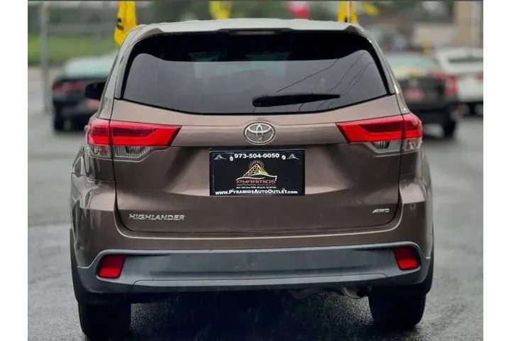 2018 TOYOTA HIGHLANDER2018 TO image 10