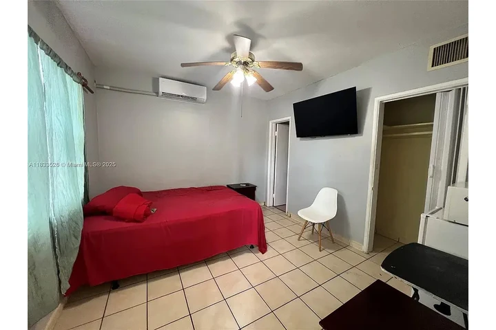$500 : Beautiful Home...Hialeah, FL image 2