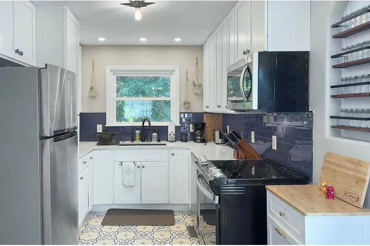 $900 : beautifully updated 2-bedroom image 5