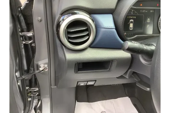 $22950 : Nissan Versa 2025 SV 4dr Sed image 9