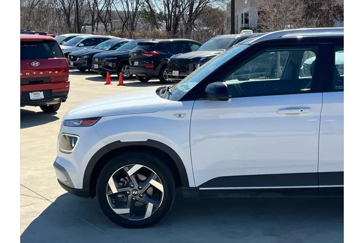 $15886 : Hyundai VENUE 2023 Limited 4 image 7