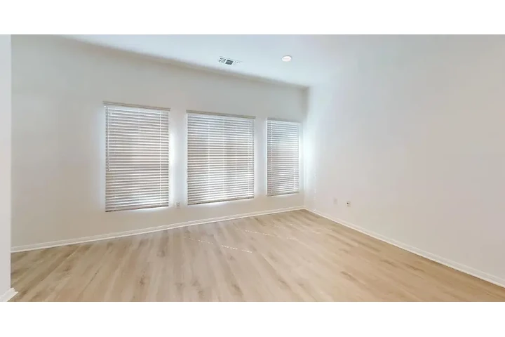 $4550 : Beautiful 4 bedroom apartment image 2