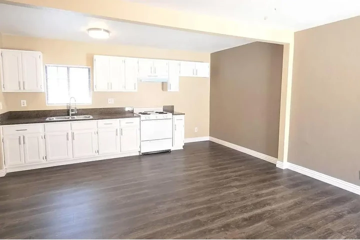 $800 : 2 BEDROOM 1 BATHROOM PRIVATE image 5