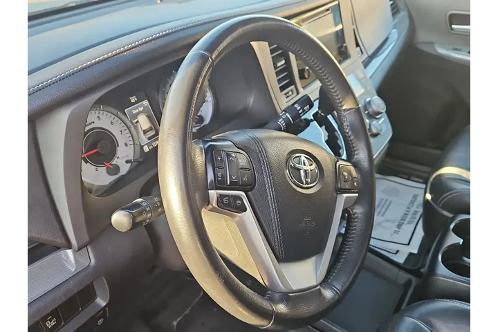 $18000 : Toyota Sienna 2016 SE 8-Pass image 2