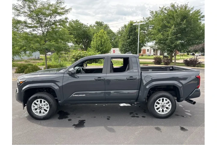 $37574 : Gold Certified2024 Tacoma SR5 image 10