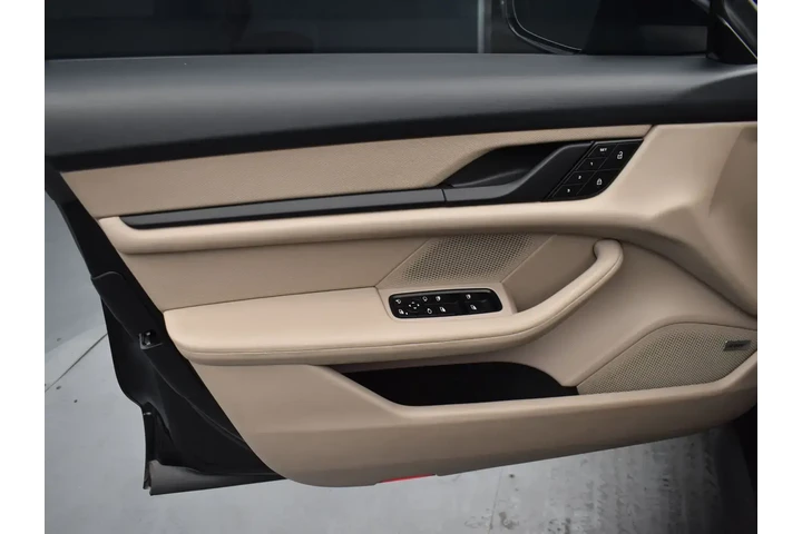 $39995 : Porsche Taycan 2022 4dr Seda image 9