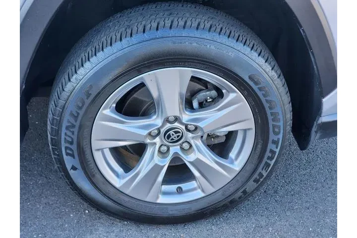 $28602 : Toyota RAV4 2023 AWD XLE 4dr image 9