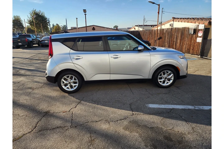 $10900 : Kia soul S 40 millas por galón image 8