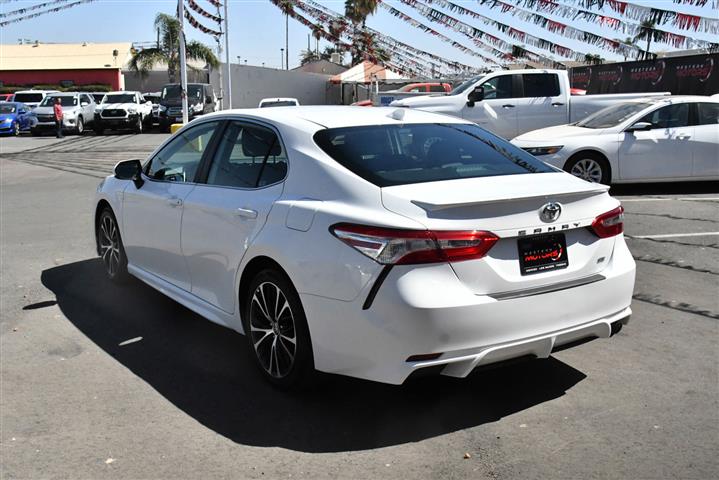 $21974 : Camry SE Sedan 4D image 6