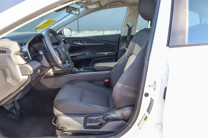 $26587 : 2025 Camry LE image 7