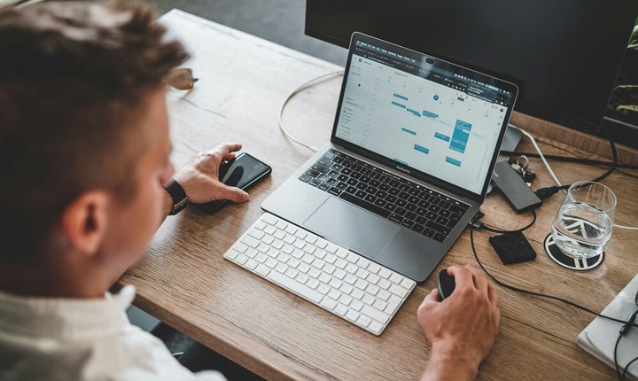 Hombre trabajando en su laptop