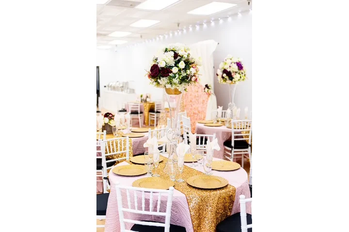 LE B-L-A-N-Q HALLS image 1