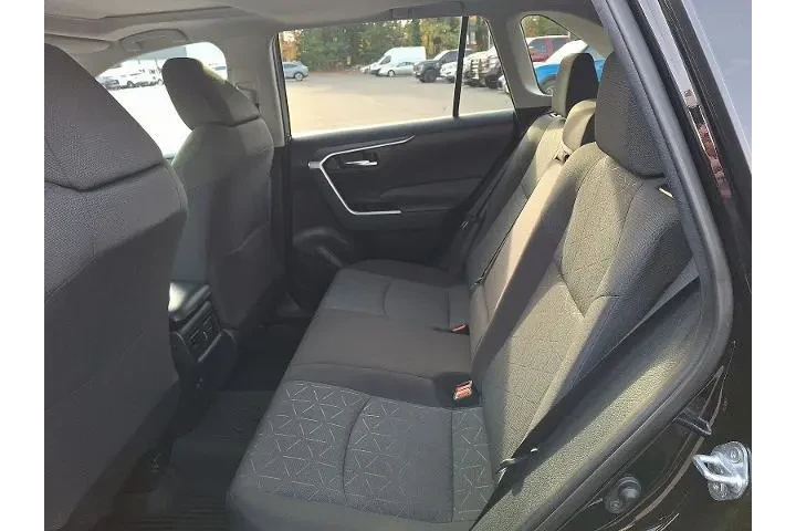 $27495 : Toyota RAV4 2021 AWD XLE 4dr image 10