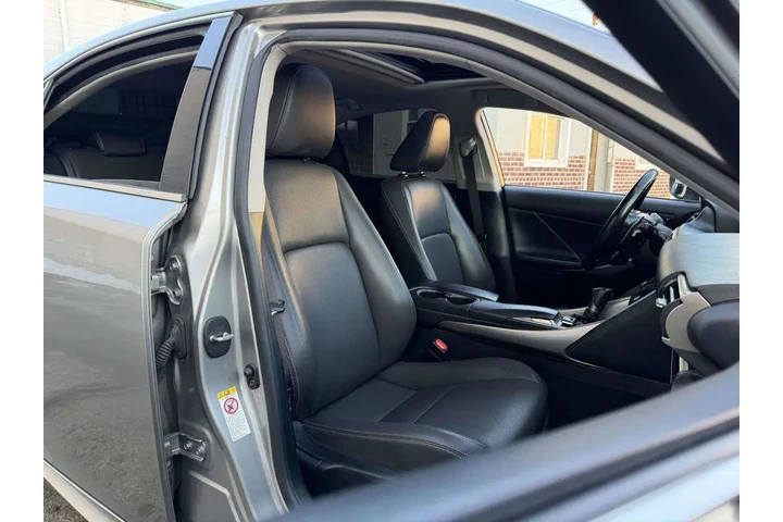 $21946 : Lexus IS 300 2018 AWD 4dr Se image 8