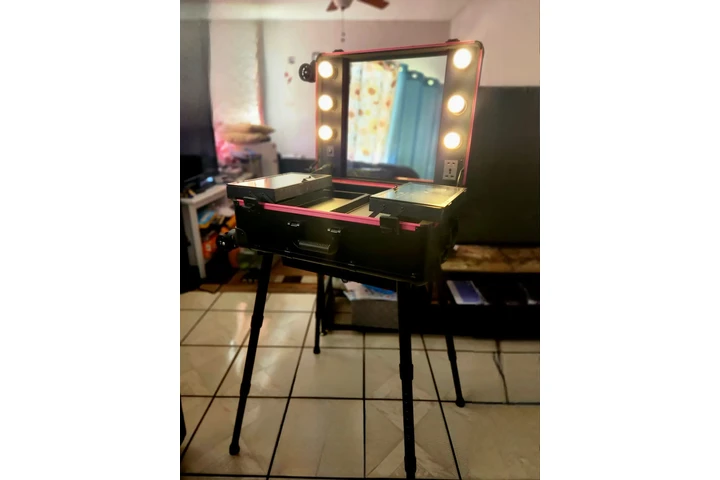 $175 : Make up Vanity con silla image 2