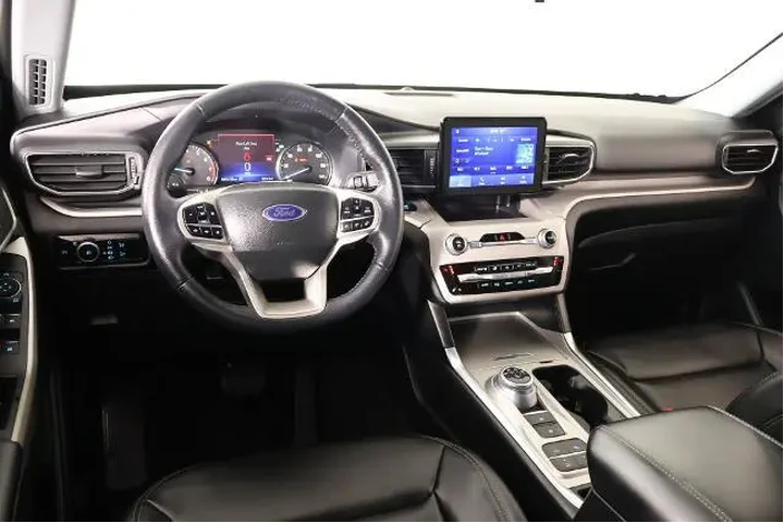 $27403 : Ford Explorer 2023 XLT 4dr S image 2