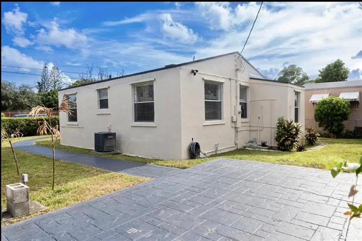 $1500 : Centrally Located Miami Home!! image 8